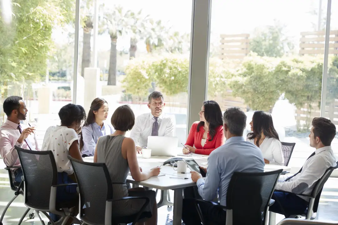 A reputation strategist briefing a SMB executive on a defensive content playbook